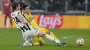 Bek Juventus, Daniele Rugani (kiri) berebut bola dengan pemain Villarreal, Giovani Lo Celso pada pertandingan leg kedua babak 16 besar Liga Champions di Allianz Stadium, Turi, Italia, Kamis (17/3/2022).  Juventus kalah atas Villarreal 0-3. (AP Photo/Antonio Calanni)