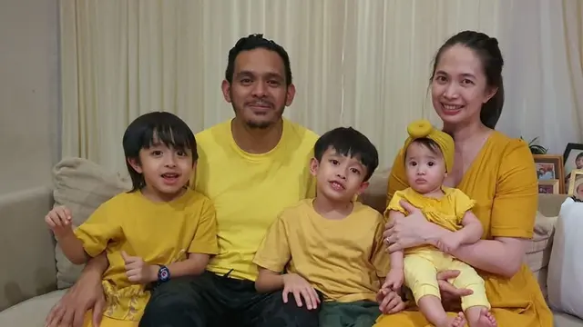 Gaya Verlita Eveyln saat sedang mengasuh ketiga buah hatinya