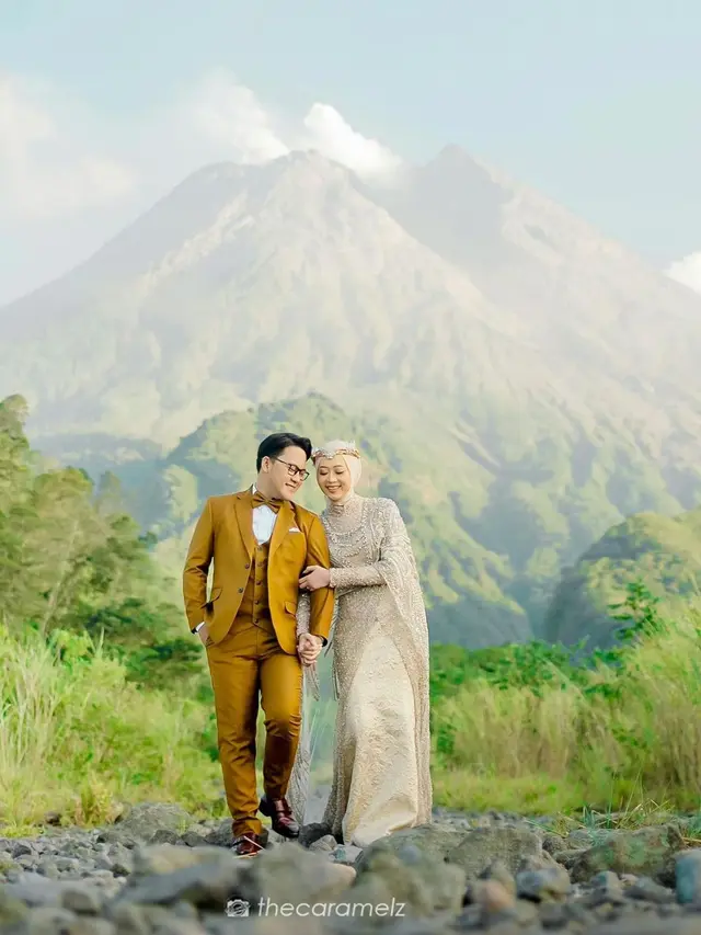 5 Potret Prewedding Danang D'Academy dan Calon Istri di Merapi, Tampil Serasi