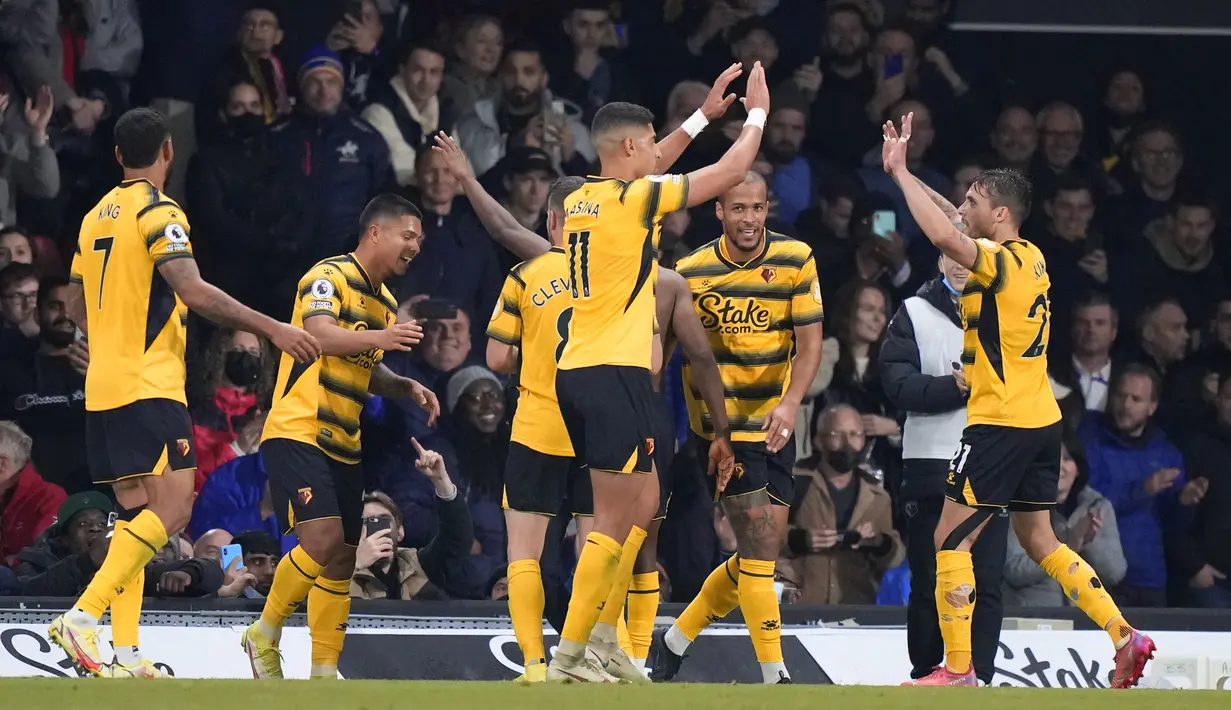 Pemain Watford Emmanuel Dennis merayakan dengan rekan setimnya usai mencetak gol ke gawang Manchester United pada pertandingan sepak bola Liga Inggris di Vicarage Road, Watford, Inggris, 20 November, 2021. Watford menang 4-1. (AP Photo/Frank Augstein)