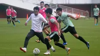 Pelatih PSS, Seto Nurdiyantoro (jaket putih), ikut bermain dalam sesi latihan bersama anak asuhnya di Stadion Maguwoharjo, Sleman, Rabu (140/8/2019) pagi. (Bola.com/Vincentius Atmaja)