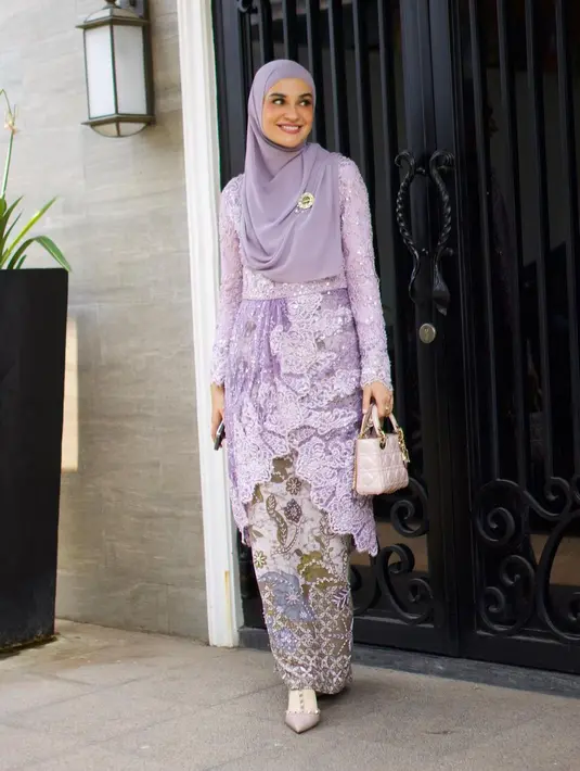 Sementara itu, Shireen tampil dengan kebaya brokat warna ungu muda yang serasi dengan kerudungnya. Kebaya dari brand Berkat Kebaya tersebut, dipadukan Shireen menemgenakan kain batik sebagai bawahannya dengan warna pastelnya. [@shireensungkar/@zaskiasungkar15]
