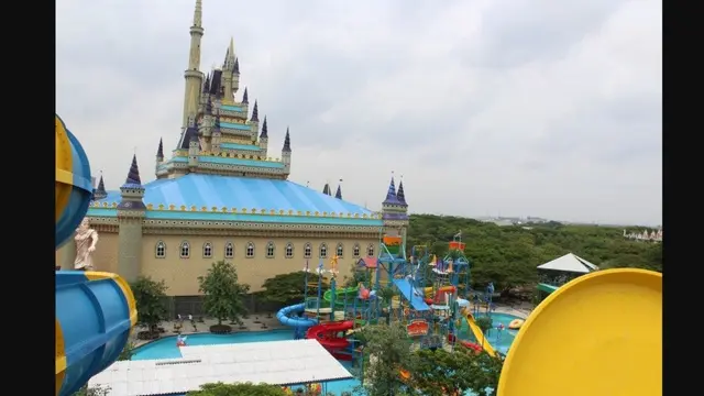 Ambruknya Seluncuran Kolam Renang Waterpark Kenpark Surabaya.