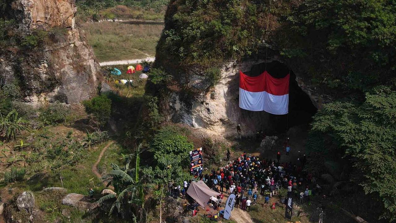 Di kawasan karst Klapanunggal sekitar Tebing Arpam, Goa Sigugula, peserta juga ada yang bermalam sambil menikmati keindahan alam di sana.