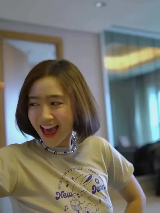 Ia mengenakan kaos NewJeans berwarna putih yang imut. Look-nya juga tampak menggemaskan. [Instagram.com/febbyrastanty]