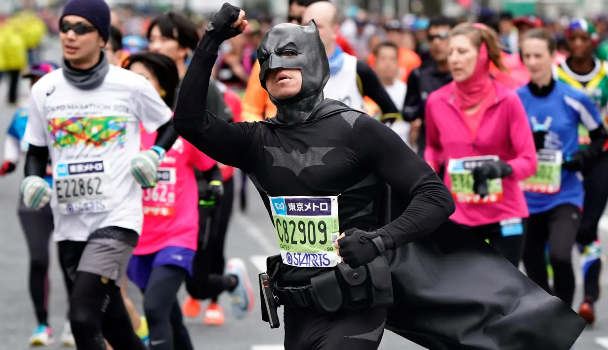 Seorang pelari mengenakan kostum Batman saat ambil bagian dalam Tokyo Marathon 2018 di Jepang, Minggu (25/2). Tokyo Marathon adalah salah satu dari 6 kompetisi lari kelas dunia setelah Boston, New York, Chicago, Berlin, dan London. (AP/Shizuo Kambayashi)