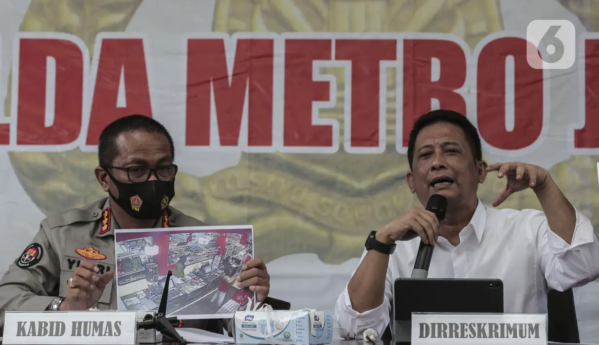 Kabid Humas Polda Metro Jaya Kombes Pol Yusri Yunus (kiri) dan Ditreskrimum Polda Metro Jaya Kombes Pol Tubagus Ade Hidayat menunjukkan barang bukti kasus meninggalnya editor Metro TV Yodi Prabowo di Polda Metro Jaya, Sabtu (25/7/2020). Yodi Prabowo diduga kuat bunuh diri. (Liputan6.com/Johan Tallo)
