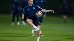 Penyerang Argentina,Julian Alvarez mengontrol bola saat sesi latihan di Doha, Qatar, Senin, 12 Desember 2022. Secara head to head, kedua tim sama kuat karena sama-sama meraih dua kemenangan dan sisanya satu kali imbang. (AP Photo/Natacha Pisarenko)