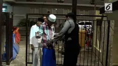 Warga yang akan menjalankan ibadah salat tarawih di Mapolrestabes Surabaya diperiksa oleh Kepolisian. Pemeriksaan ini terkait dengan bom yang sempat meledak.