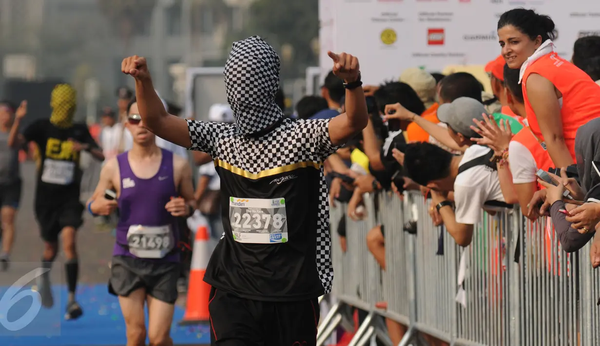 Seorang pelari menggunakan kostum unik saat mengikuti lomba lari Jakarta Marathon 2015 di Silang Monas Jakarta, Minggu (25/10/2015). 15.000 pelari mengikuti lomba lari Jakarta Marathon 2015. (Liputan6.com/Helmi Fithriansyah)
