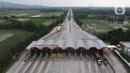 Foto udara suasana Gerbang Tol Palimanan, Jakarta, Jumat, (7/5/2021). Gerbang Tol Palimanan terpantau sepi pemudik dan didominasi oleh kendaraan angkutan barang pada hari kedua penyekatan. (merdeka.com/Imam Buhori)