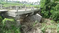 Jembatan mistis berukuran 4x12 meter persegi itu ambrol pada 2012 setelah diterjang banjir. (Liputan6.com/Dian Kurniawan)