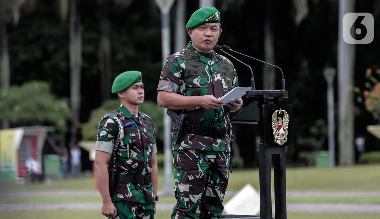 Kepala Staf Angkatan Darat (KSAD) Jenderal TNI Dudung Abdurachman menyampaikan sambutan saat memimpin Apel Gelar Kesiapsiagaan TNI Angkatan Darat di Lapangan Monumen Nasional (Monas), Jakarta Pusat, Rabu (26/10/2022). KSAD menekankan TNI AD di antaranya semakin menunjukkan peran, fungsi, dan tugasnya untuk membantu masyarakat dan melakukan kegiatan-kegiatan yang optimal dan maksimal dalam membantu menyukseskan program-program pemerintah. (Liputan6.com/Johan Tallo)