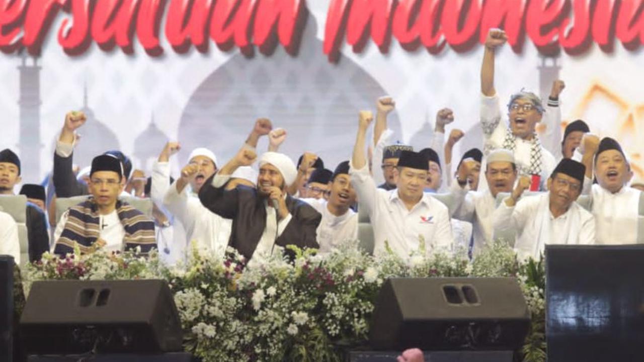 Menteri Kordinator Politik, Hukum dan Keamanan (Menko Polhukam) sekaligus cawapres nomor urut 3, Mahfud MD bersama  Ketua Umum Partai Perindo Hary Tanoesoedibjo, Habib Syech Bin Abdul Qodir Assegaf menghadiri Sholawat Persatuan Indonesia Partai Perindo, p
