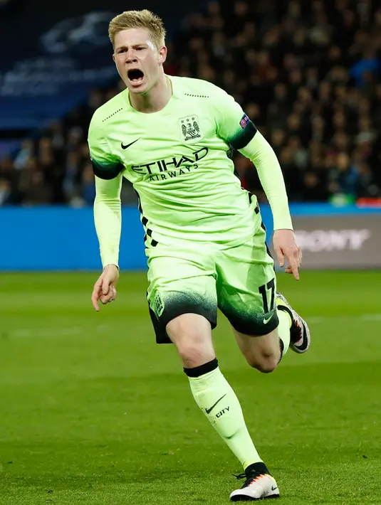 Gelandang Mancester City, Kevin De Bruyne melakukan selebrasi usai mencetak gol kegawang PSG pada leg pertama perempatfinal liga champions di Stadion Parc des Princes, Kamis (7/4). PSG bermain imbang dengan City 2-2. (Reuters/John Sibley)