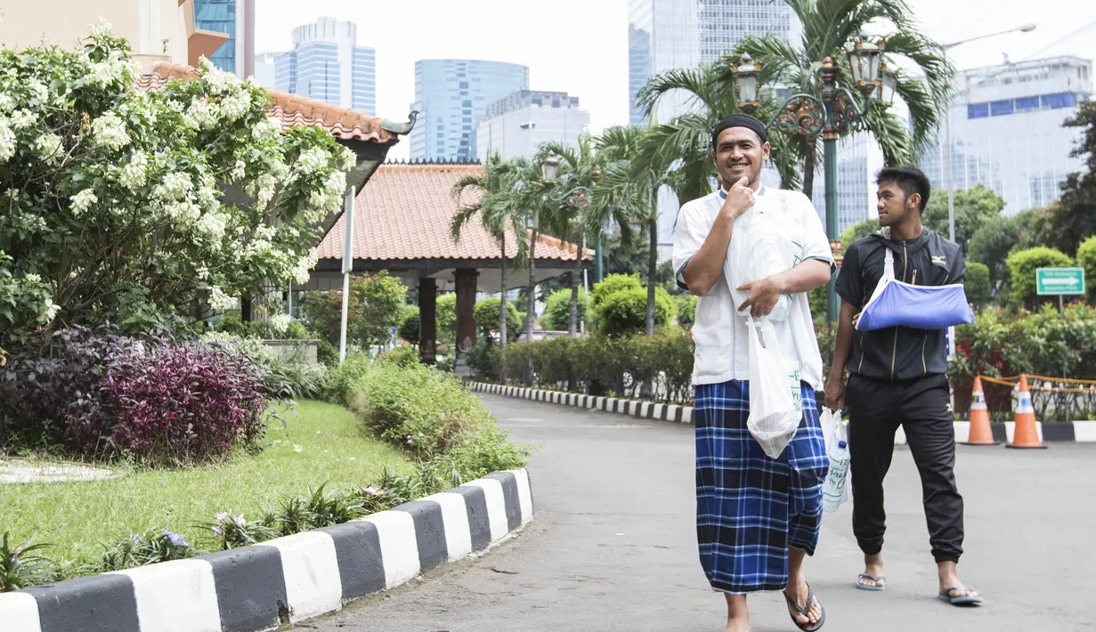 Usai Salat Jumat tak lupa para pemain Semen Padang berbelanja minuman dan makanan untuk persedian di kamar hotel. (Bola.cm/Vitalis Yogi Trisna)