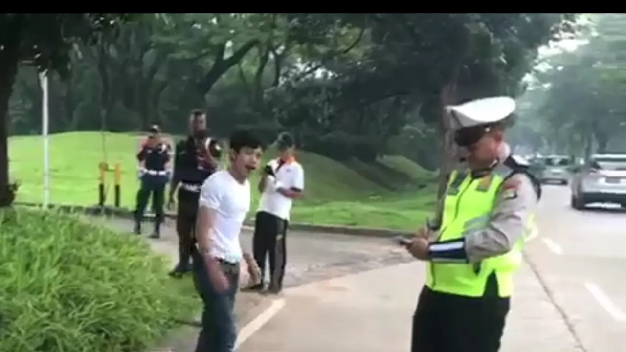 Tidak Terima Ditilang, Pemuda Rusak Motor Kekasih di Hadapan Petugas Polisi