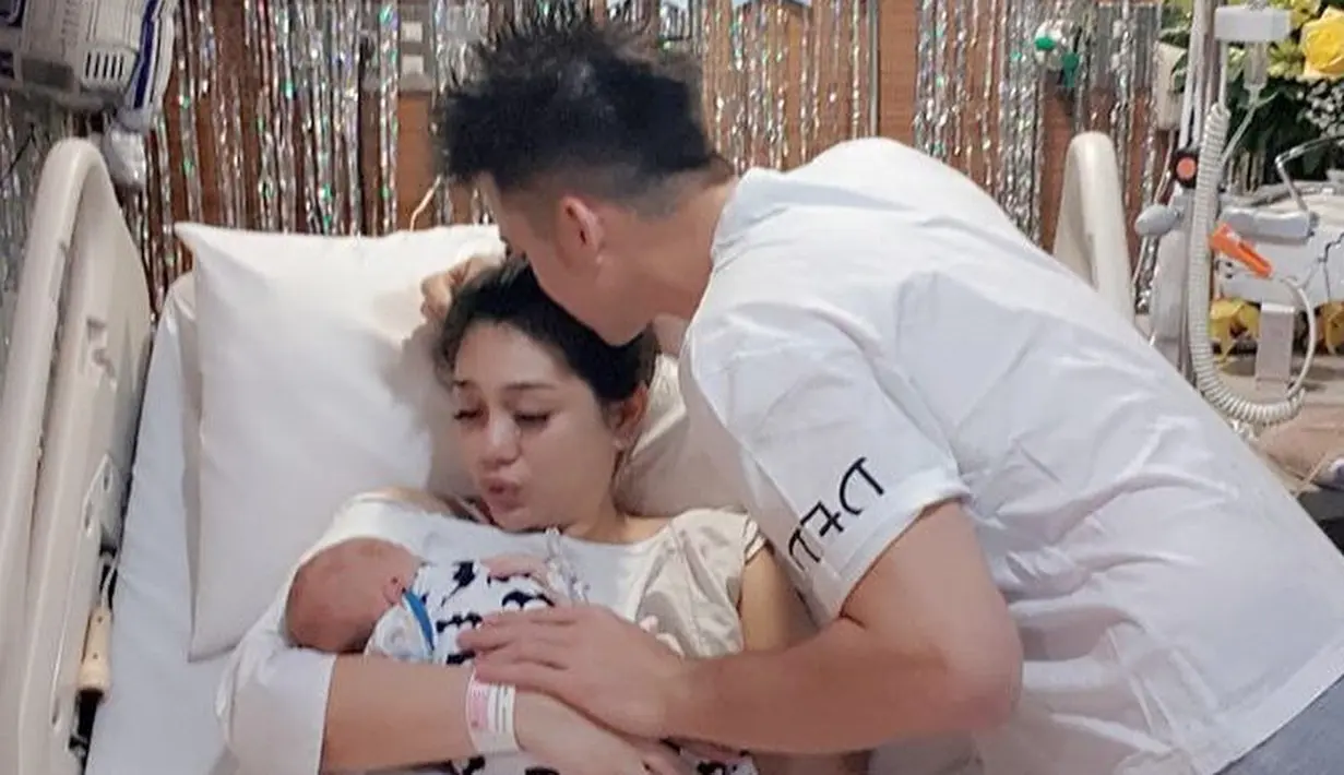 Meski mengakui punya kado spesial untuk keluarga tercinta, namun Stefan tidak menginformasikan jenis kado yang akan diberikannya. "Nanti aja deh," ungkap Stefan William. (Instagram/stefannwilliam)