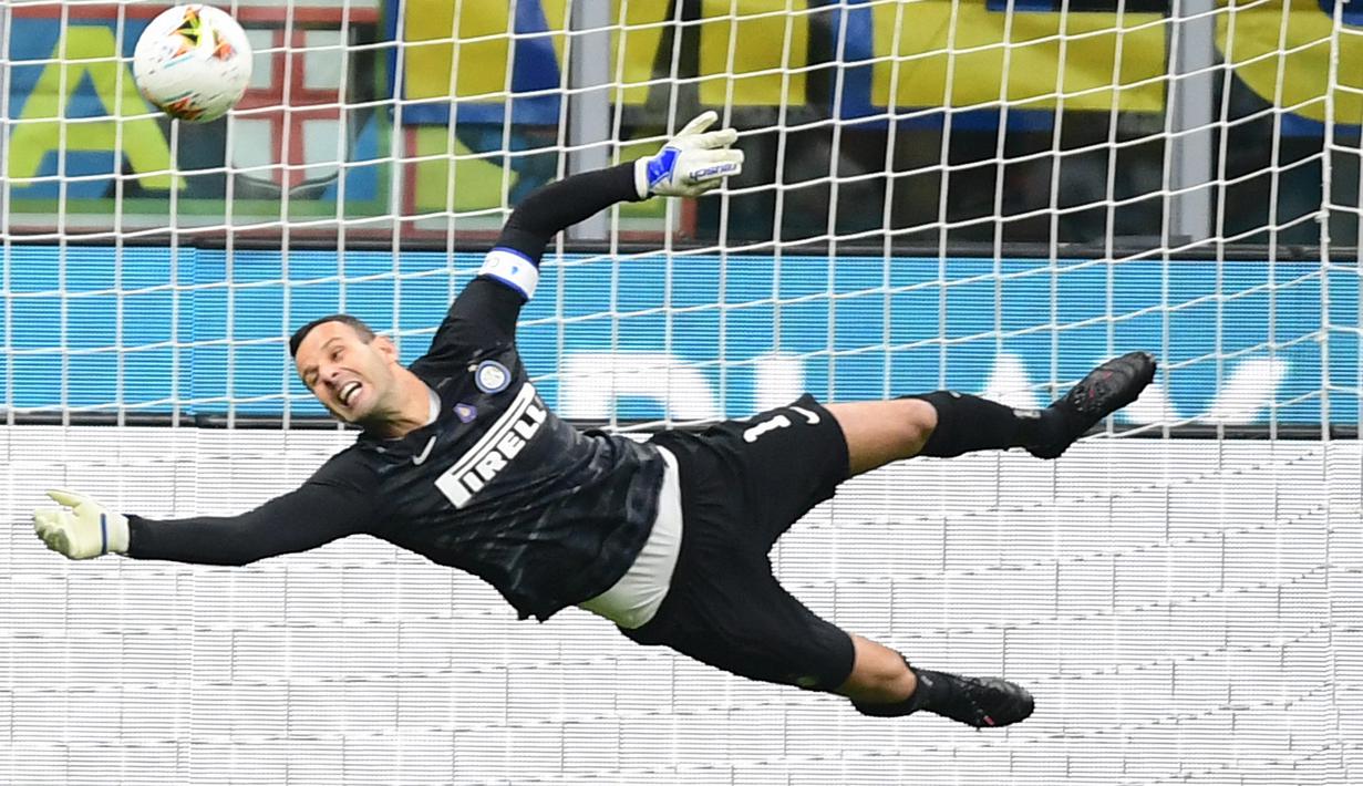 Samir Handanovic. Setara dengan Fabian Klos, kiper Inter Milan asal Slovenia ini telah tampil dalam 323 laga dalam 10 tahun terakhir di Liga Italia. Ia lebih unggul di menit bermain dibandingkan Fabian Klos dengan perbandingan 28.941 menit berbanding 25.574 menit. (AFP/Miguel Medina)