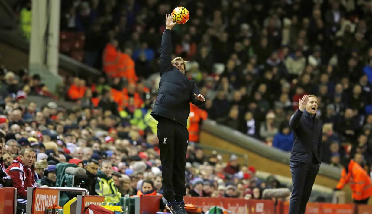Pelatih Liverpool, Juergen Klopp mencoba menangkap bola saat laga lanjutan , Liga Premier Inggris antara Liverpool vs Swansea City di Stadion Anfiled, Senin (30/11/2015) dini hari WIB. LIverpool menang 1-0. (Reuters/Phil Noble)