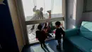 Dua orang berpakaian superhero turun dari atap untuk memberi kejutan di jendela kamar pasien anak di bangsal Pediatri rumah sakit San Paolo di Milan, Italia, Rabu (15/12/2021). Aksi Spiderman dan kawan-kawannya itu untuk menghibur anak-anak yang dirawat di rumah sakit tersebut. (AP Photo/Luca Bruno)