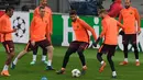 Gelandang Barcelona, Andre Gomes (tengah) bersama rekan-rekannya mengikuti sesi latihan tim di Stadion Olimpiade, Italia (9/4). Pada leg pertama Barcelona menang telak atas AS Roma 4-1 di Nou Camp. (AFP Photo/Gen Lluis)