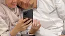 Dimas Seto, bersandar manja ke pundak sang istri, Dini Aminarti. Ia pun memejamkan matanya. (Foto: Instagram/@dimasseto_1)