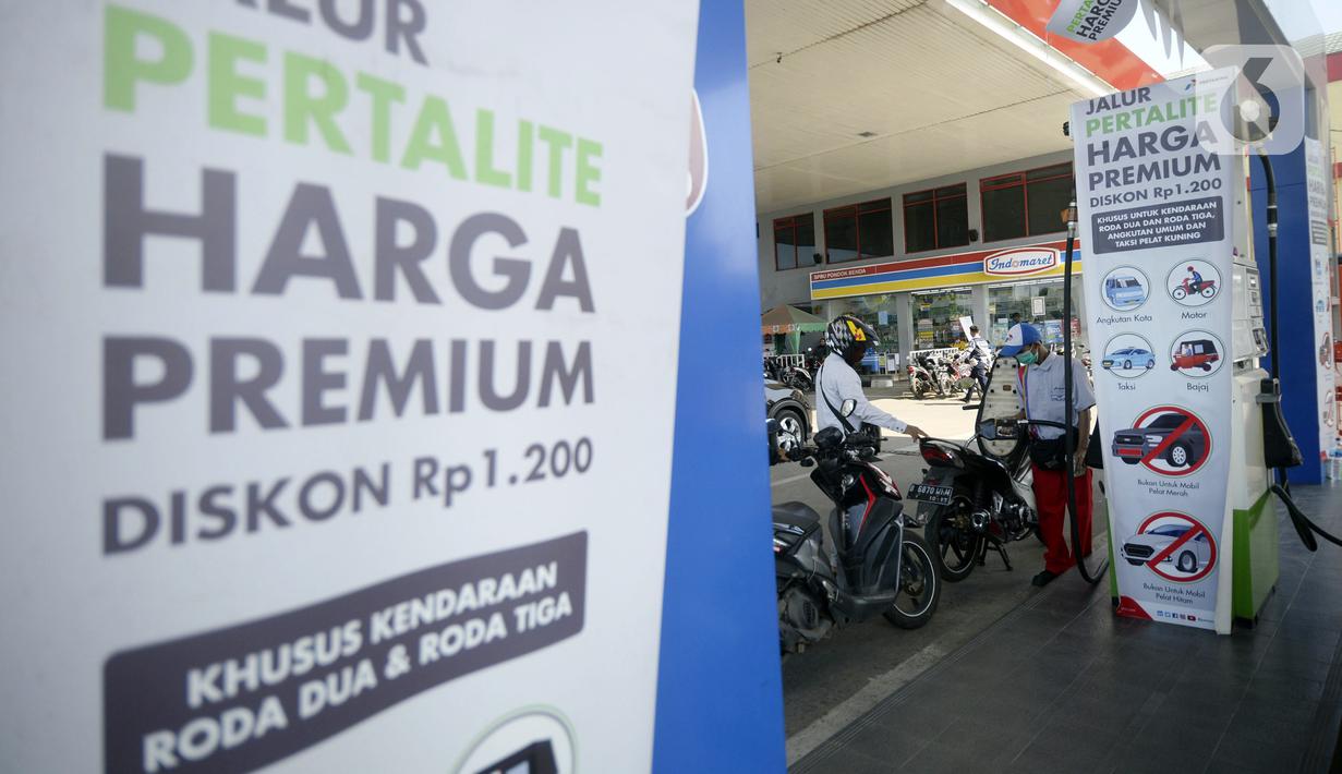 Petugas SPBU mengisi bahan bakar jenis pertalite kepada pengguna sepeda motor di Pamulang, Tangerang Seatan, Banten, Senin (21/9/2020). Pertamina memberi diskon harga BBM jenis pertalite menjadi setara premium khusus bagi pengguna sepeda motor, angkot, taksi, dan bajaj. (merdeka.com/Dwi Narwoko)