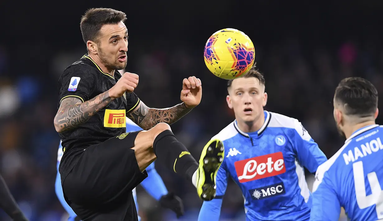 Gelandang Inter Milan, Matias Vecino mengontrol bola dari kawalan pemain Napoli pada pertandingan lanjutan Liga Serie A Italia di stadion San Paolo Naples (6/1/2020). Inter menang 3-1 atas Napoli. (Cafaro/LaPresse via AP)