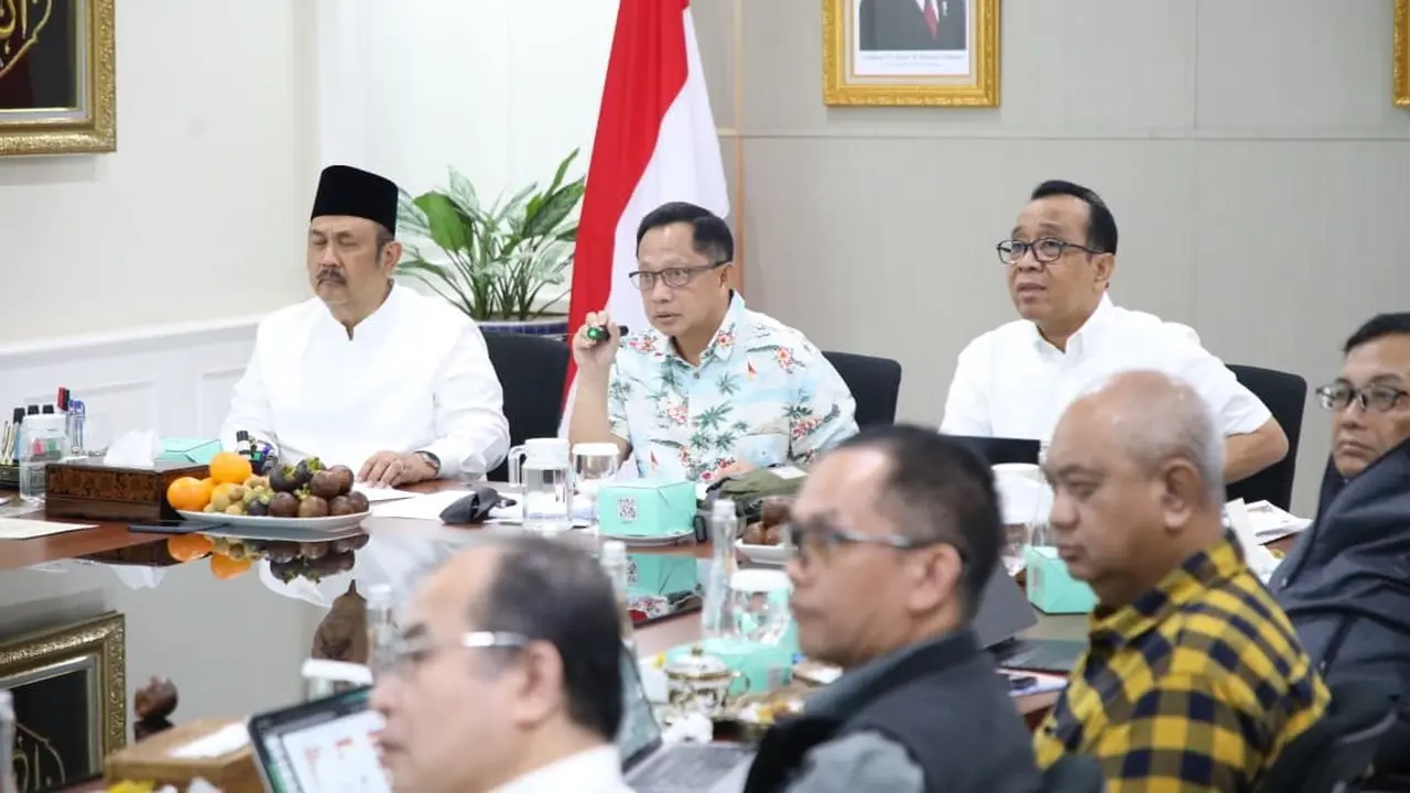Menteri Dalam Negeri (Mendagri) Muhammad Tito Karnavian dalam Rapat Koordinasi Percepatan Rehabilitasi dan Rekonstruksi Pascabencana di Wilayah Sumatera di Kediaman Widya Chandra, Jakarta.