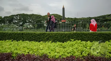 Sejumlah warga malang bersantai di Alun-alun Tugu Kota Malang, Rabu (21/1/2015). (Liputan6.com/Faizal Fanani)