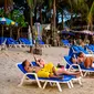 Orang-orang bersantai saat para turis memanfaatkan program "Kotak Pasir Phuket" untuk pengunjung yang divaksinasi penuh terhadap virus corona Covid-19 di pulau Phuket Thailand (25/10/2021). (AFP/Mladen Antonov)