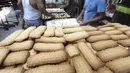 Kahk, permen yang mirip roti dijajakan di toko roti, Kairo, (27/7/14). (REUTERS/Mohamed Abd El Ghany)