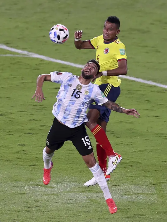 Pemain Argentina Nicolas Gonzalez dan pemain Kolombia William Tesillo memperebutkan bola pada laga Kualifikasi Piala Dunia 2022 Zona Conmebol di Estadio Mario Alberto Kempes di Cordoba, Argentina, Rabu (2/2/2022). Argentina menang tipis atas Kolombia 1-0. (AP Photo/Nicolas Aguilera)