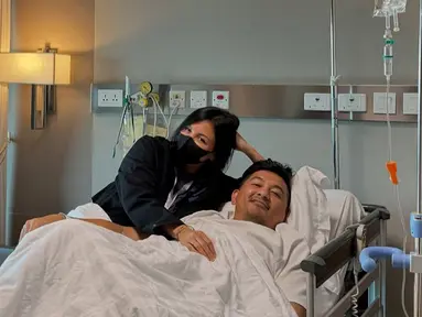 Pada 9 Januari 2025, Sharena Delon unggah foto Ryan Delon terbaring lemah di ranjang rumah sakit. Diungkapkan Sharena dalam keterangan unggahannya, Ryan Delon harus dirawat di rumah sakit karena demam dan muntah-muntah. Jarang sakit dan opname, Sharena juga ungkap jika ini merupakan momen pertamanya menginap di rumah sakit menemani sang suami. (Liputan6.com/IG/@mrssharena)