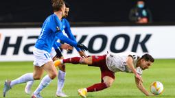 Bek Arsenal, Cedric Soares, berebut bola dengan gelandang Molde, Martin Ellingsen, pada laga lanjutan Liga Europa di Aker Stadion, Jumat (27/11/2020) dini hari WIB. Arsenal menang 3-0 atas Molde. (AFP/Svein Ove Ekornesvag/NTB)