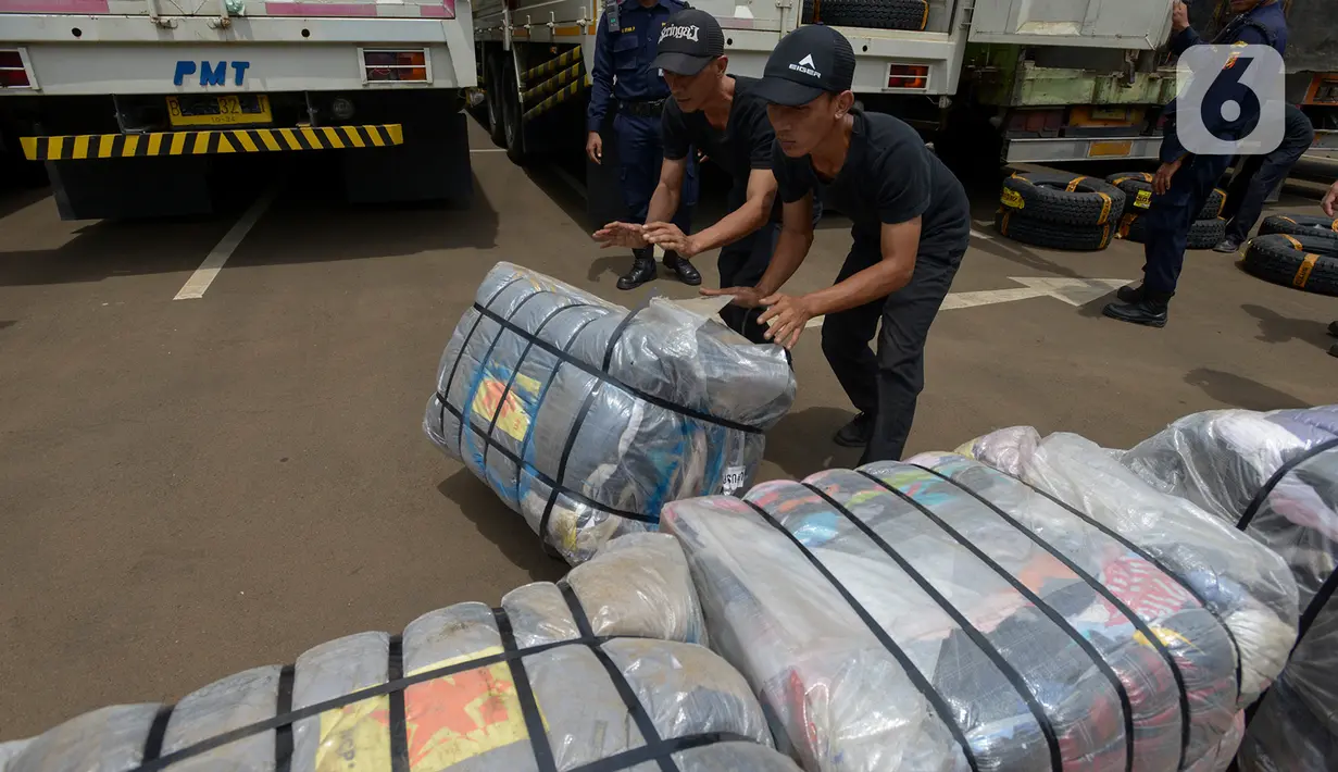 Petugas menunjukkan barang bukti pakaian bekas selundupan yang disita Direktorat Jenderal Bea dan Cukai (DJBC) Kementerian Keuangan di Jakarta, Rabu (11/3/2020). Barang bukti pakaian bekas selundupan yang disita ditaksir mencapai Rp 2,6 miliar. (merdeka.com/Imam Buhori)