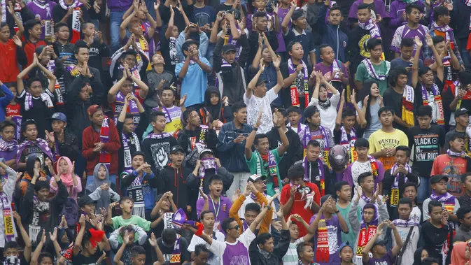    Kanjuruhan Membara Lagi: Aksi Brutal Berujung 7 Titah Sakti Suporter Persik!   Bus Persik Dihujani Batu, Suporter Menggugat: Maklumat 'Sapta Kriya' Guncang Malang!   Dari Kanjuruhan ke Medan Perang: 7 Janji Suporter Persik Usai Insiden Pelemparan!   
