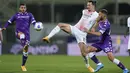 Penyerang AC Milan, Zlatan Ibrahimovic mengontrol bola dari kawalan dua pemain Fiorentina pada pertandingan lanjutan Liga Serie A Italia di stadion Artemio Franchi di Florence, Italia, Senin (22/3/2021). AC Milan menang tipis ats Fiorentina 3-2. (Spada/LaPresse via AP)