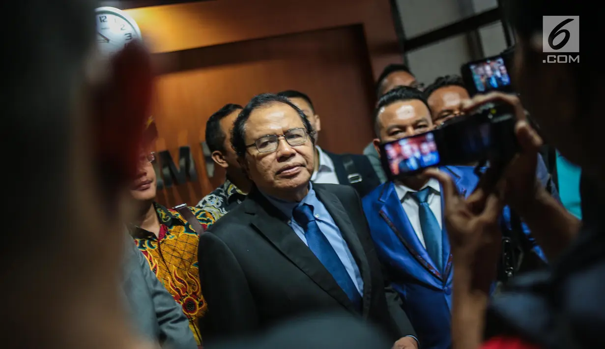 Mantan Menko Kemaritiman Rizal Ramli memberikan keterangan setibanya di Bareskrim Polri, Jakarta, Senin (26/11). Rizal diperiksa sebagai pelapor atas dugaan pencemaran nama baik dengan terlapor Ketum Partai Nasdem Surya Paloh. (Liputan6.com/Faizal Fanani)