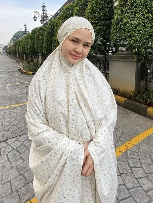 Maizura tampil dengan mukena putih dengan motif bunga. Wajahnya pun tampil bareface. [@mailizura]
