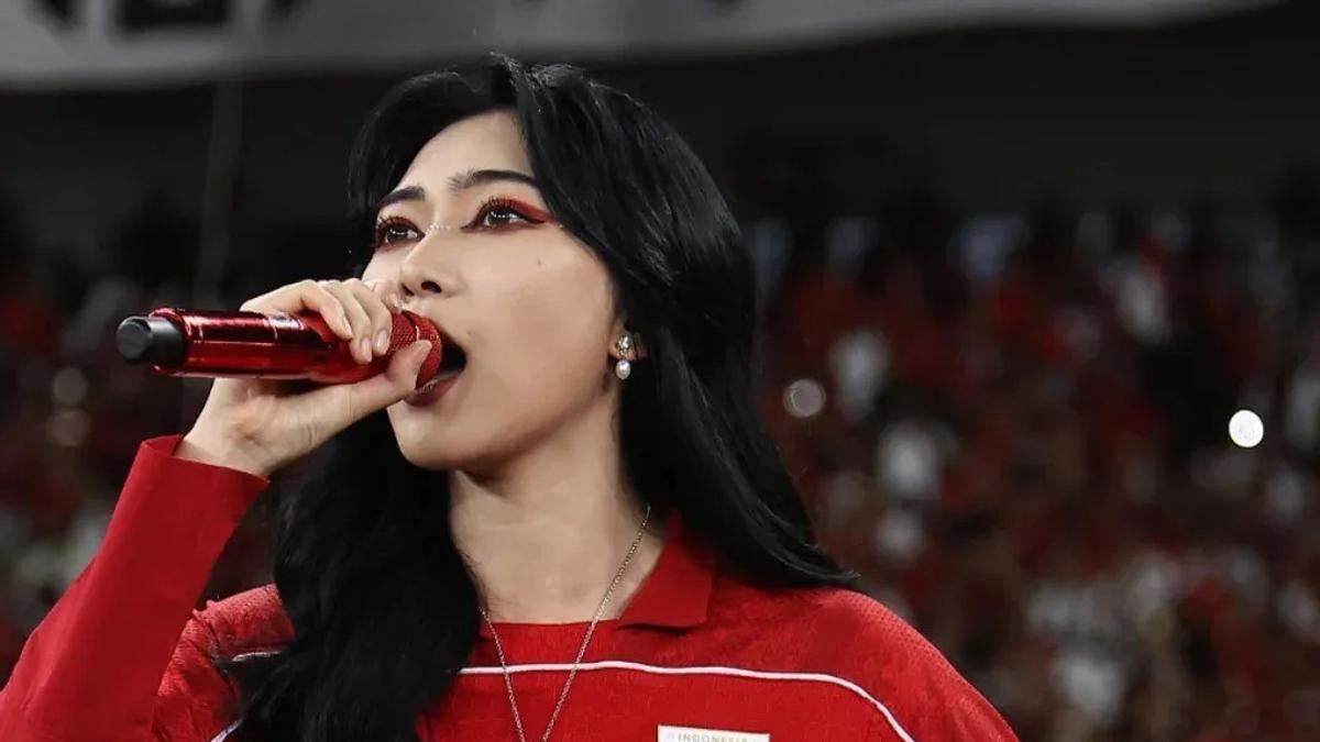 Pesona Magis Isyana Sarasvati Gebrak Stadion GBK Usai Pertandingan Timnas Indonesia vs Bahrain, Tampil Red Gothic dengan Modestwear
