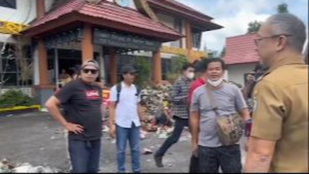 Aksi warga Kabupaten Sintang ini rupanya buntut dari kegeraman mereka atas pemerintah daerah terkait sampah. <br>