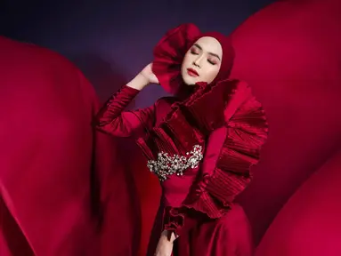 Jalani pemotretan terbaru bersama FD Photography, Ria Ricis tampil bikin pangling dengan balutan busana serba merah. Dalam pemotretan terbarunya tersebut, ibunda dari Moana ini terlihat semakin menawan. Tidak sedikit netizen yang memuji penampilan dari aktris sekaligus YouTuber tersebut. (Liputan6.com/IG/@riaricis1795)