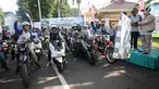 Bupati Pasuruan M Irsyad Yusuf (kedua kiri) didampingi Manager Hubungan Daerah dan CSR PT HM Sampoerna Tbk Arief Triastika (kiri) saat pelepasan rally wisata dalam rangka Hari Pers Nasional 2019 di Pasuruan, Jatim, Minggu (3/2). (Liputan6.com/HO/Ading)