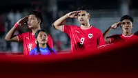 Kadek Arel dan Jens Raven saat menyanyikan lagu Indonesia Raya dalam duel Timnas Indonesia U-20 versis Maladewa U-20 di Stadion Madya, Senayan, Jakarta, Rabu (22/9/2024). (Bola.com/Bagaskara Lazuardi)