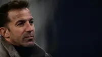 Mantan pemain sepak bola Italia, Alessandro Del Piero, memberi isyarat sebelum pertandingan Liga Champions UEFA antara Juventus dan Benfica di stadion Allianz di Turin, Italia, pada 29 Januari 2025. (Marco BERTORELLO/AFP)