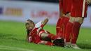 Sang winger Riko Simanjuntak melakukan aksi yang nyeleneh yaitu dengan menjadi pagar betis tidur. (Bola.com/M Iqbal Ichsan)