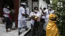 Umat Hindu Bali saat memperingati Hari Raya Galungan di Pura Amerta Jati, Jalan Punak, Pangkalan Jati, Cinere, Depok, Rabu (14/4/2021). Di tengah pandemi COVID-19, Pura Amerta Jati menerapkan protokol kesehatan dan pembatasan umat yang hadir untuk memperingati Galungan. (Liputan6.com/Johan Tallo)