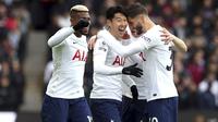 4-0. Kemenangan 4-0 Tottenham Hotspur atas tuan rumah Aston Villa baru saja terjadi di pekan ke-32 Liga Inggris 2021/2022, 9 April 2022. Keempat gol Spurs dicetak berkat hattrick Son Heung-min ditambah dengan satu gol dari Dejan Kulusevski. (PA via AP/Barrington Coombs)